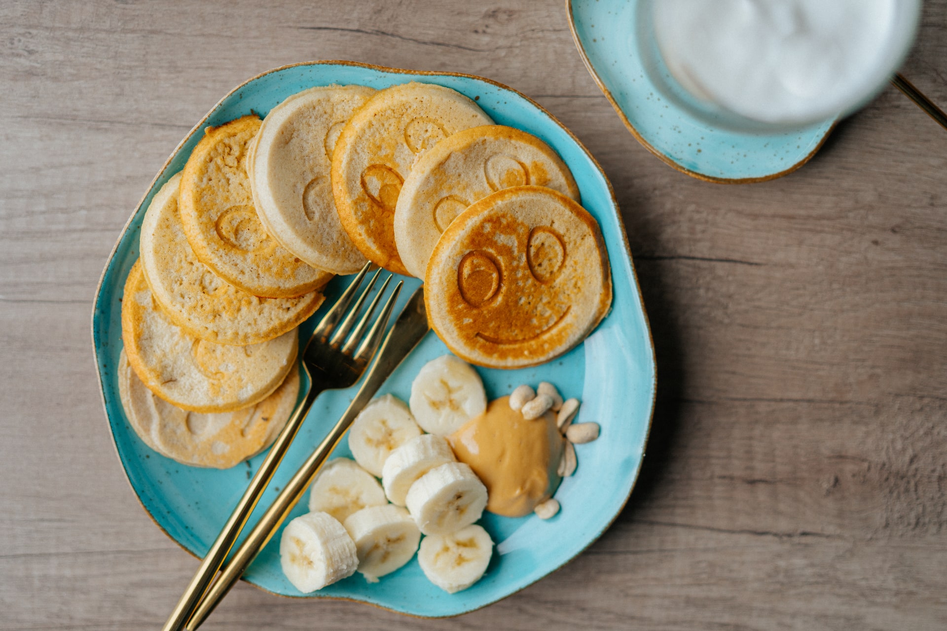 PROTEINOWE PANCAKES Z MASŁEM ORZECHOWYM I BANANEM FitCake