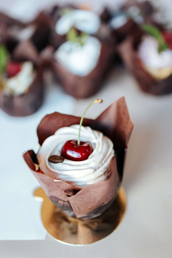 MUFFINY WEGAŃSKIE_ CZEKOLADOWE Z WIŚNIAMI I KREMEM KAWOWYM