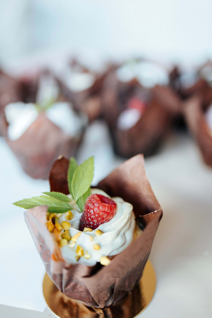 MUFFINY WEGAŃSKIE_ WANILIOWE MALINAMI I KREMEM PISTACJOWYM