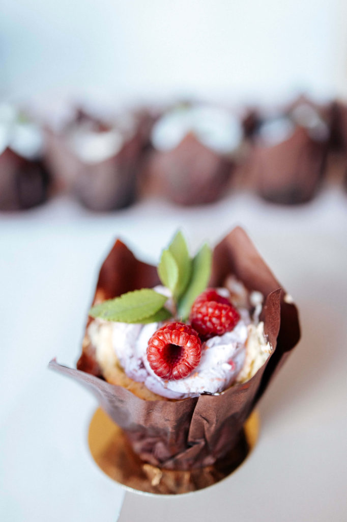 MUFFINY WEGAŃSKIE_ WANILIOWE Z LEMON CURD I MALINAMI