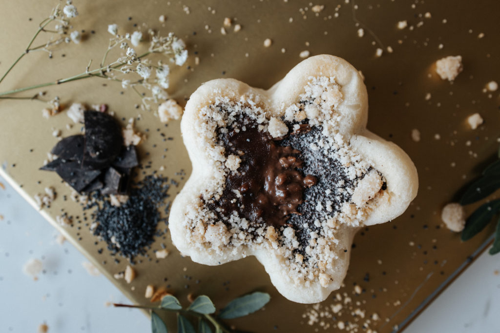 DROŻDŻÓWKA WEGAŃSKA Z MAKIEM I NUTELLĄ