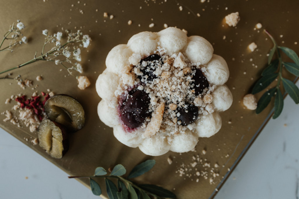 WEGAŃSKA DROŻDŻÓWKA ZE ŚLIWKAMI I BUDYNIEM